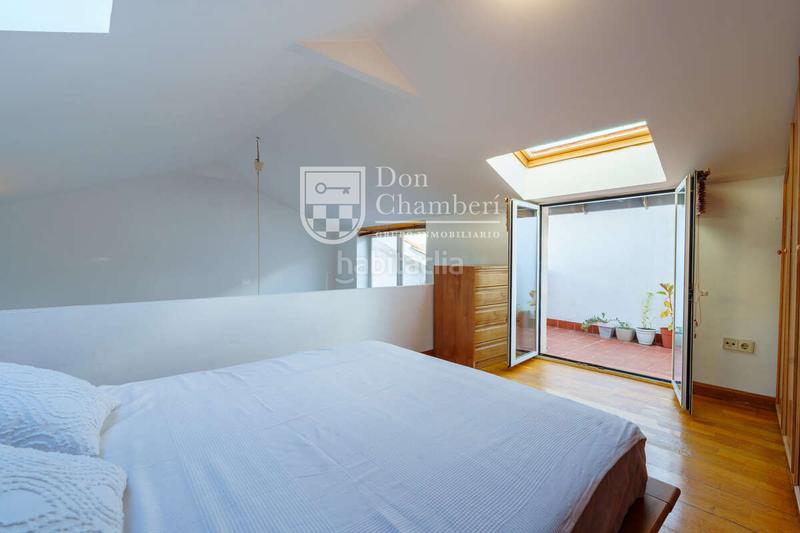 Foto 7c9945b7-0c85-43b2-878d-292879ea4cf9. Alquiler apartamento ático luminoso con terraza privada en malasaña en Madrid