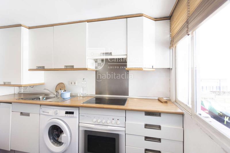 Foto 9d1a9e53-f905-41f7-8f35-2743039f5e00. Alquiler apartamento ático luminoso con terraza privada en malasaña en Madrid