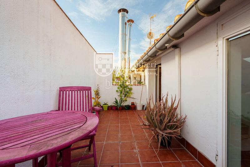 Foto bf13a79c-356c-4069-8b33-8965f22103b8. Alquiler apartamento ático luminoso con terraza privada en malasaña en Madrid