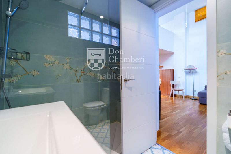 Foto c77f2ded-f841-46cc-b6d9-67363f9a2c5c. Alquiler apartamento ático luminoso con terraza privada en malasaña en Madrid