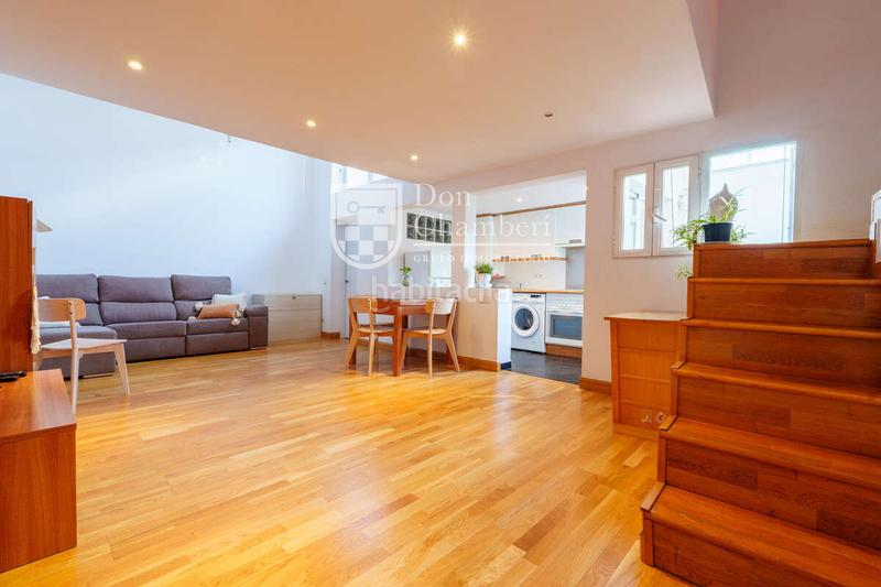 Foto ce97e180-4598-4b38-9340-facc4db5f7d5. Alquiler apartamento ático luminoso con terraza privada en malasaña en Madrid