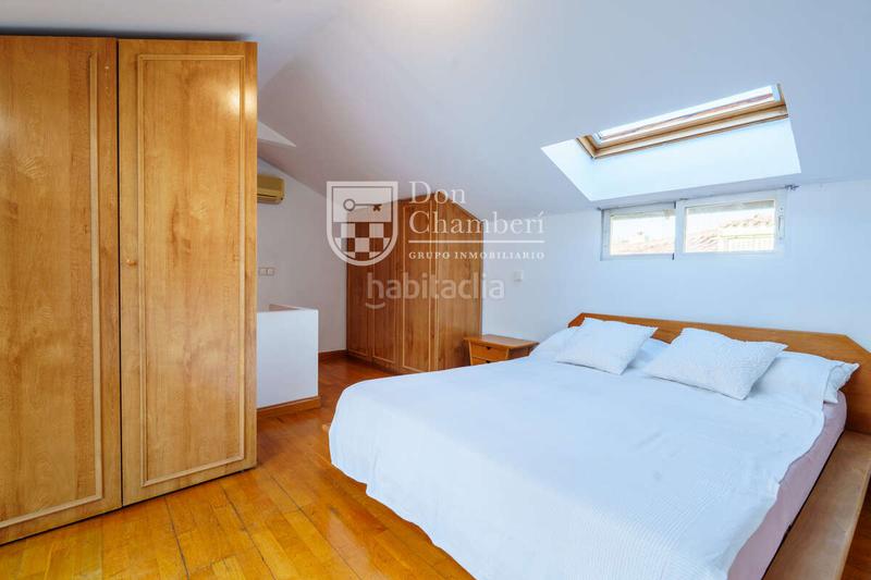 Foto dafab260-01d3-49bc-8092-eb3f0cd0bf71. Alquiler apartamento ático luminoso con terraza privada en malasaña en Madrid