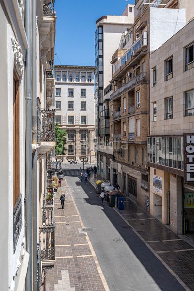 Piso espacioso piso en una exclusiva calle peatonal del centro histórico en Valencia - Imagen 32