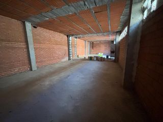 Local Comercial a Calle de Cauce 6