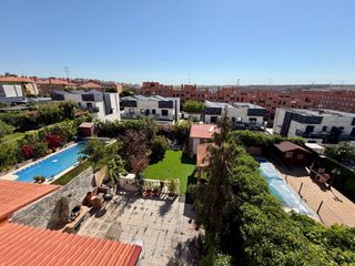 Casa adossada a Calle rio henares 14. Chalet de 350 m2 en venta en arroyomolinos