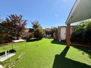 Casa adossada a Calle rio henares 14. Chalet de 350 m2 en venta en arroyomolinos