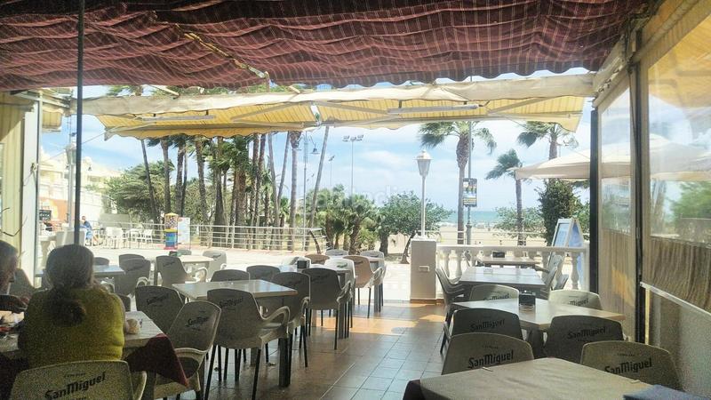 Foto 40f57519-9d41-439d-99fc-3e2b14a85b89. Alquiler local comercial restaurante cafeteria en traspaso en primera linea de playa en benalmadena costa en Benalmádena