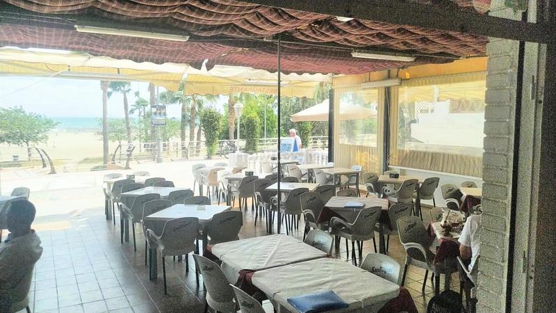 Foto f9f00bf8-69b7-4170-8df0-6e035b36f135. Alquiler local comercial restaurante cafeteria en traspaso en primera linea de playa en benalmadena costa en Benalmádena