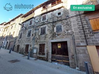 Edifici a Carrer dels forns 17. Casa de poble, al centre de llívia