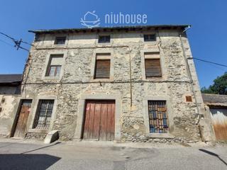 Edifici a Puigcerdà. Edifici amb possibilitat per a 6 vivendas.