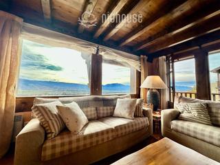 Casa aparellada a Llvia. Casa a tres vientos en cereja