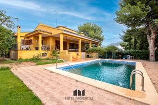 Chalet in Casco Urbano. Descubre esta espectacular propiedad en el corazón de náquera!es