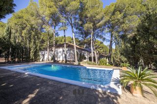 House in Monteamor-La Carrasca-El Peucal. Vivienda unifamiliar en el entorno de la sierra calderonasituada