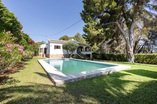 Xalet a Centro Ciudad. Oasis mediterráneo en jávea chalet independiente con amplio jard