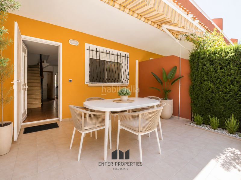 Foto b9bc24dc-2be8-4cf1-9ef5-4eccc3e36f4a. Casa adossada amb piscina a Poblets (els)