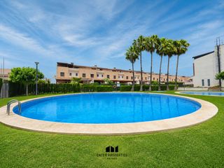Casa adosada en San Antonio de Benagéber. Exclusivo adosado con piscina, eficiencia energética y garaje en