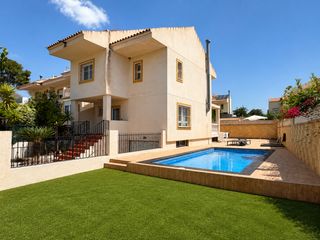 Chalet in Coloma. Chalet unifamiliar con piscina privada y vistas al skyline de be
