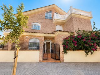 Haus in Doctor Palos - Alto Palancia. Chalet de 4 plantas con terraza envolvente, barbacoa, garaje y u