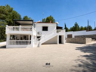 Chalet à Olocau. Chalet reformado en olocau con vivienda independiente, piscina y
