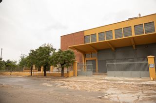 Capannone industriale in Buñol. Extraordinaria nave industrial independiente con amplia parcela