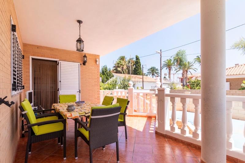 Foto ad31b32d-bad2-43bf-ad5d-a0cdc5cb6439. Chalet fantastico chalet independiente en la playa de almardaconstruido sobre una parcela llana de 504 m2 tiene una superficie construida en Sagunt