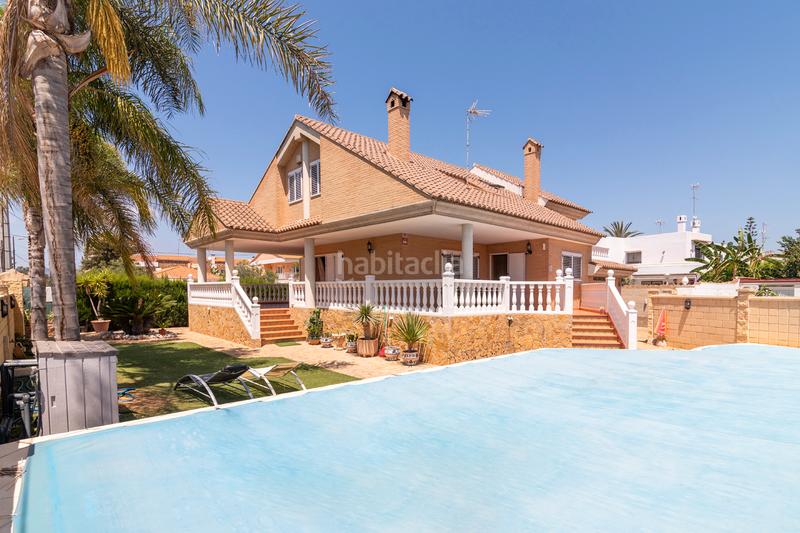Foto e8091c49-6d82-4db0-89f4-b44b5ea2b85b. Chalet fantastico chalet independiente en la playa de almardaconstruido sobre una parcela llana de 504 m2 tiene una superficie construida en Sagunt