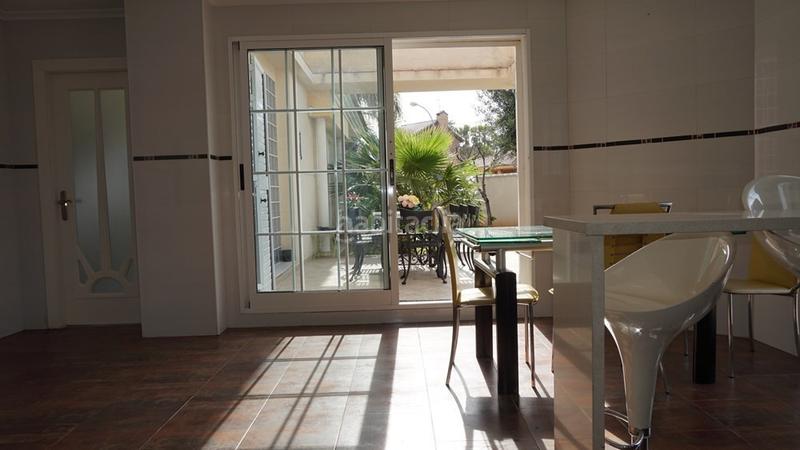 Foto c484623c-fcd9-4b4c-a660-548269bf4c38. Chalet increible chalet de lujo con piscina en leliana!al ver esta vivienda te vas a enamorar tan solo viendo la entrada.nada más llegar en Eliana (l´)