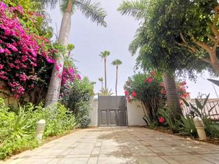 Chalet à Playa del Duque. Espectacular villa, totalmente renovada y situada en medio de ja