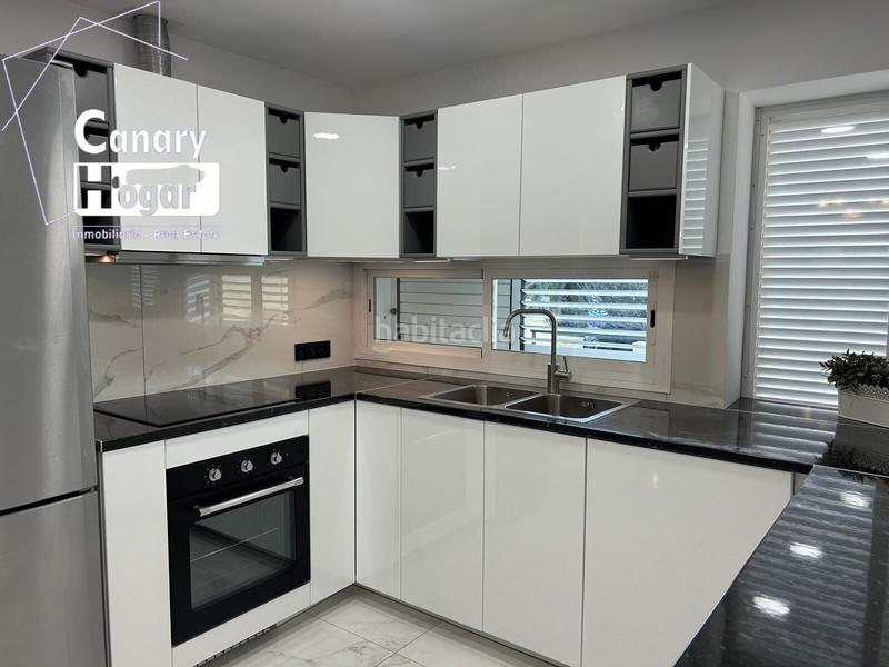 Foto 261949b7-1466-4eeb-b081-c7ef1982a2ee. Casa a schiera con parcheggio piscina in Playa Fañabé Alto Adeje