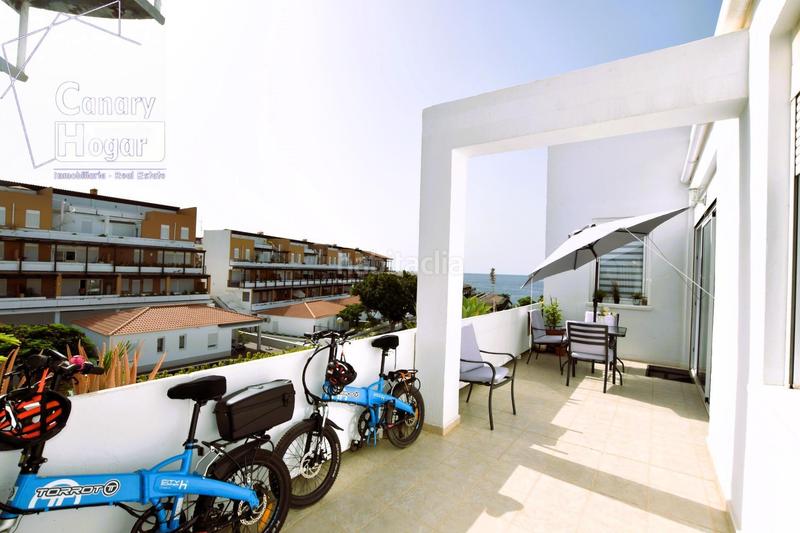 Foto 4f54ea4c-afc6-474b-a1c3-6e64aabe53f2. Ático se vende atico duplex de esquina reformado en complejo el barranco amarilla golf con vistas al mar en San Miguel de Abona