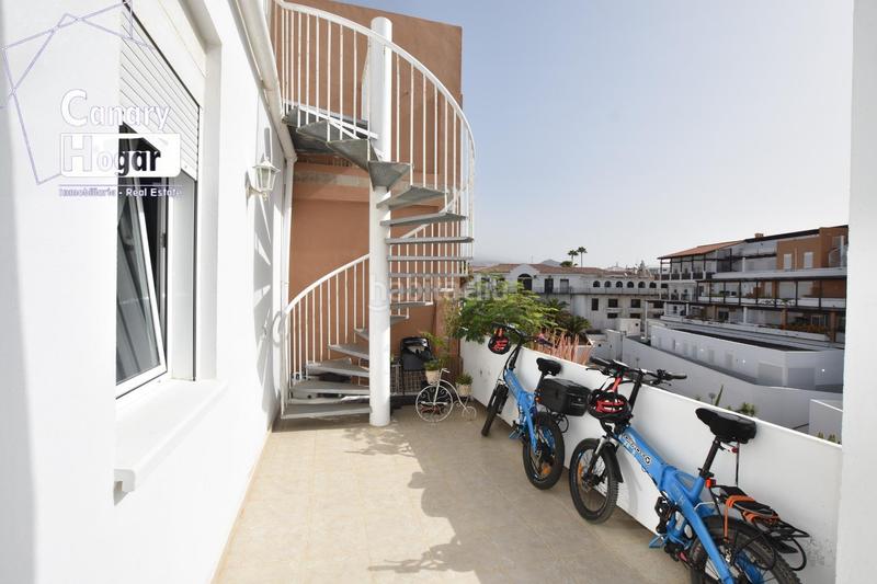 Foto cab9ddba-8c72-4b5f-8910-28de190c4c29. Ático se vende atico duplex de esquina reformado en complejo el barranco amarilla golf con vistas al mar en San Miguel de Abona