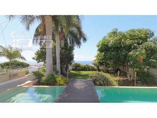 Casa  Avenida kurt konrad mayer. Villa moderna en venta en el madroñal de fañabe, adeje .