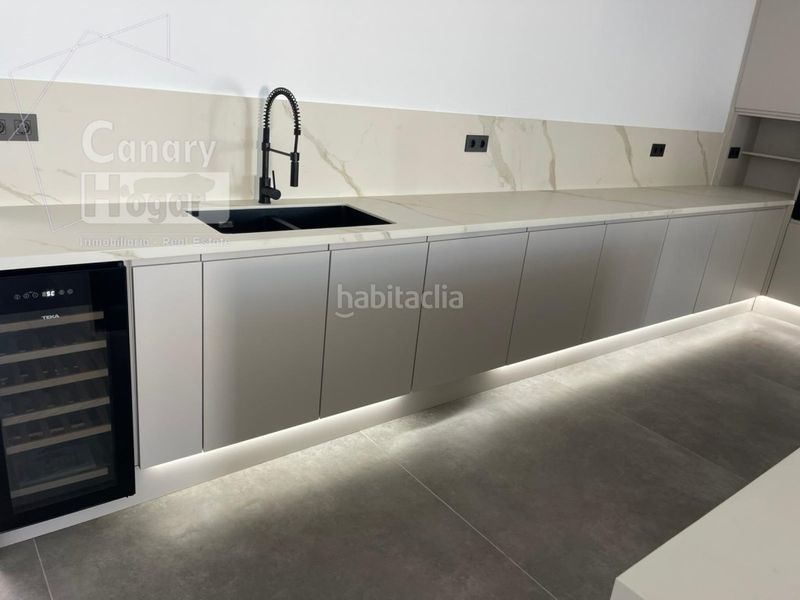Foto c4c9f5eb-c397-4d9f-9e76-d33e684ce35b. Casa amb aparcament piscina a Torviscas Centro y Alto Adeje