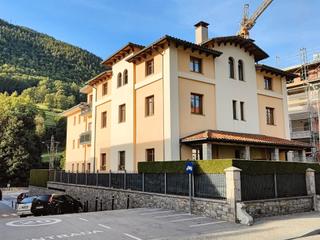 Appartamento  Carrer freixenet 44. Pis de 3 habitacions amb garatge i traster