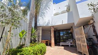 Casa aparellada  Calle rio nilo-altos del rodeo. Chalet pareado, con jardín, piscina comunitaria y solárium en al
