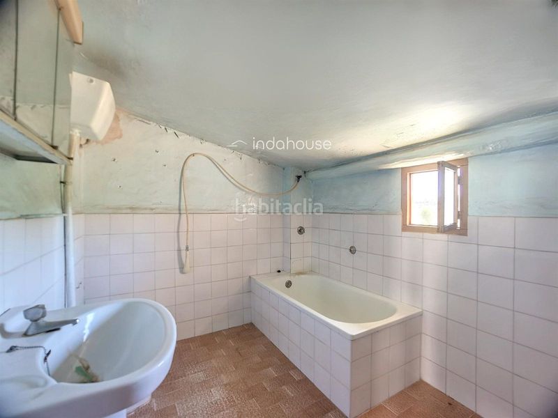 Foto b4f7393f-727a-4b15-90e2-2d69a918896b. Casa adossada amb aparcament a Setenil de las Bodegas