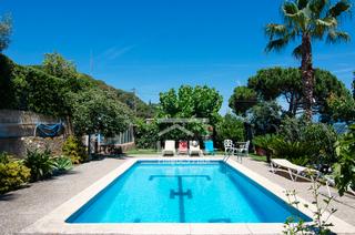 Chalet à Urbanitzacions. Chalet a 4 vientos en parcela llana y piscina en urbanización ma