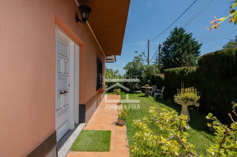 Foto 096c15d6-44fd-462e-bec0-9b58718b9fe5. Chalet con camino riscaldamento parcheggio piscina in Mataró