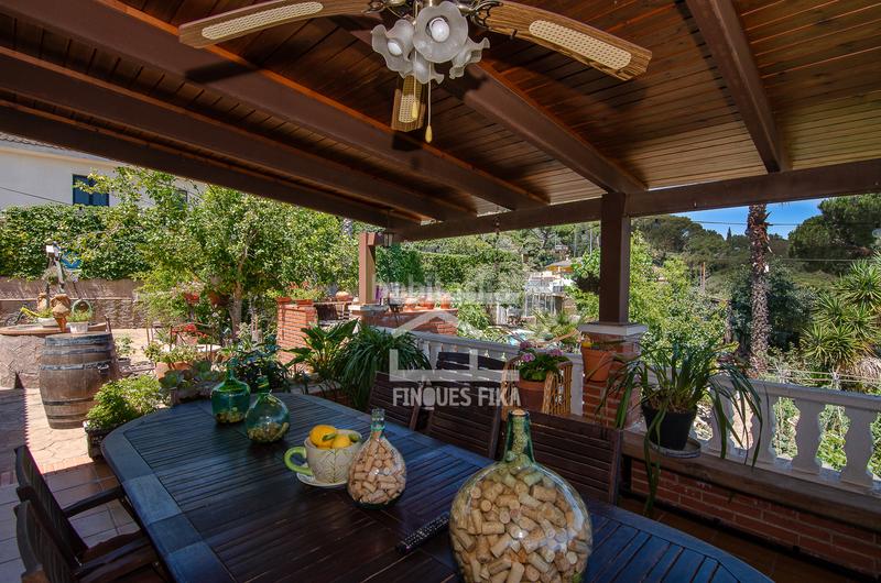 Foto 39a0ed77-d2a1-4a36-8e8b-7d9e187c5440. Chalet con camino riscaldamento parcheggio piscina in Mataró