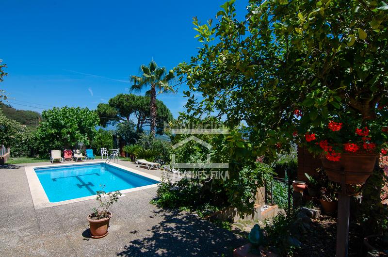 Foto d14f3f05-3c0b-40db-b9e5-f4e5a6d59790. Chalet con camino riscaldamento parcheggio piscina in Mataró