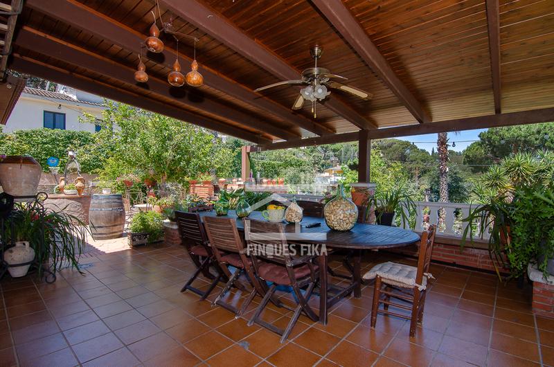 Foto e978fff7-cd9d-43f9-93fd-12473bd0c81d. Chalet con camino riscaldamento parcheggio piscina in Mataró