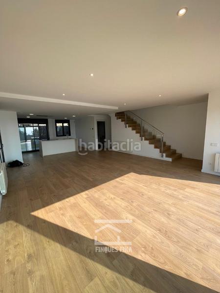 Foto b29137b9-1e8e-4651-b8aa-db394abd9d6c. Casa aparellada amb calefacció aparcament a Urbanitzacions Mataró