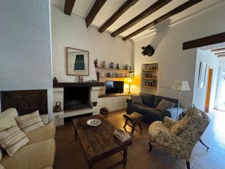 Rent House in Nucli Urbà. Casa en alquiler en calle histórica de argentona con patio
