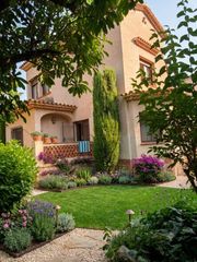 Xalet a Plaça montserrat 2. Casa unifamiliar con carácter y gran parcela en el casco urbano
