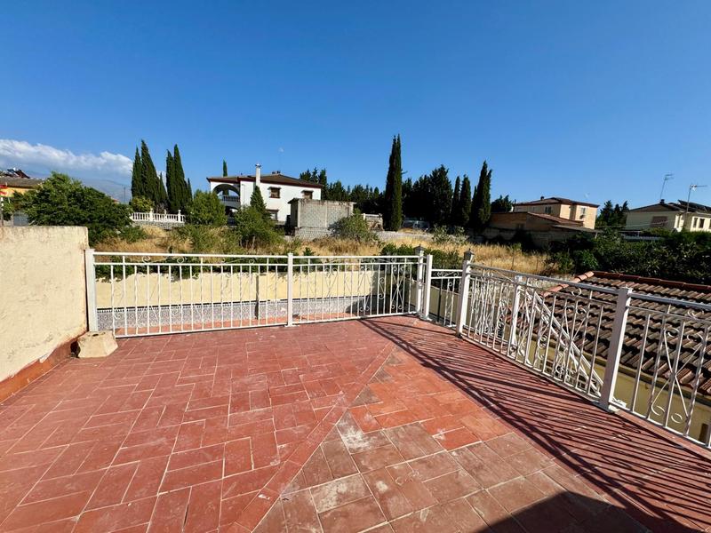Foto c3ec019d-c177-4685-9483-514697c93f73. Chalet casa independiente en planta baja con piscina, porche con barbacoa y terrazamirador. en Alhendín