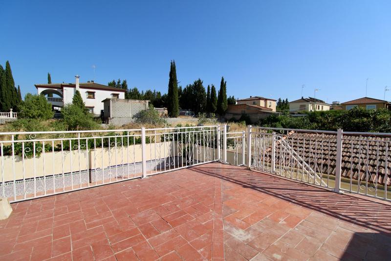 Foto d16c7514-0ffc-4585-aff3-301be5ec327e. Chalet casa independiente en planta baja con piscina, porche con barbacoa y terrazamirador. en Alhendín
