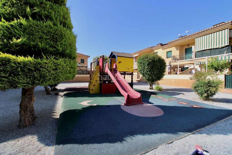 Foto cff4e19f-02de-435e-8351-a51cb392c5f8. Casa adossada amb aparcament a Urbanizaciones Alhendín