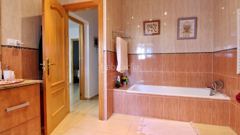 Foto b875273b-2467-41f3-916c-538836220f32. Casa amb aparcament a Albuñol