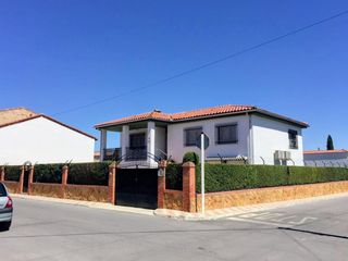 Chalet  Calle doctor palomo crespo. Espectacular chalet independiente con gran parcela, piscina priv
