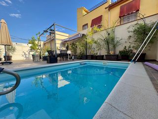 Casa aparellada  Calle de la gloria. Casa pareada con piscina privada, gran patio y 6 dormitorios en